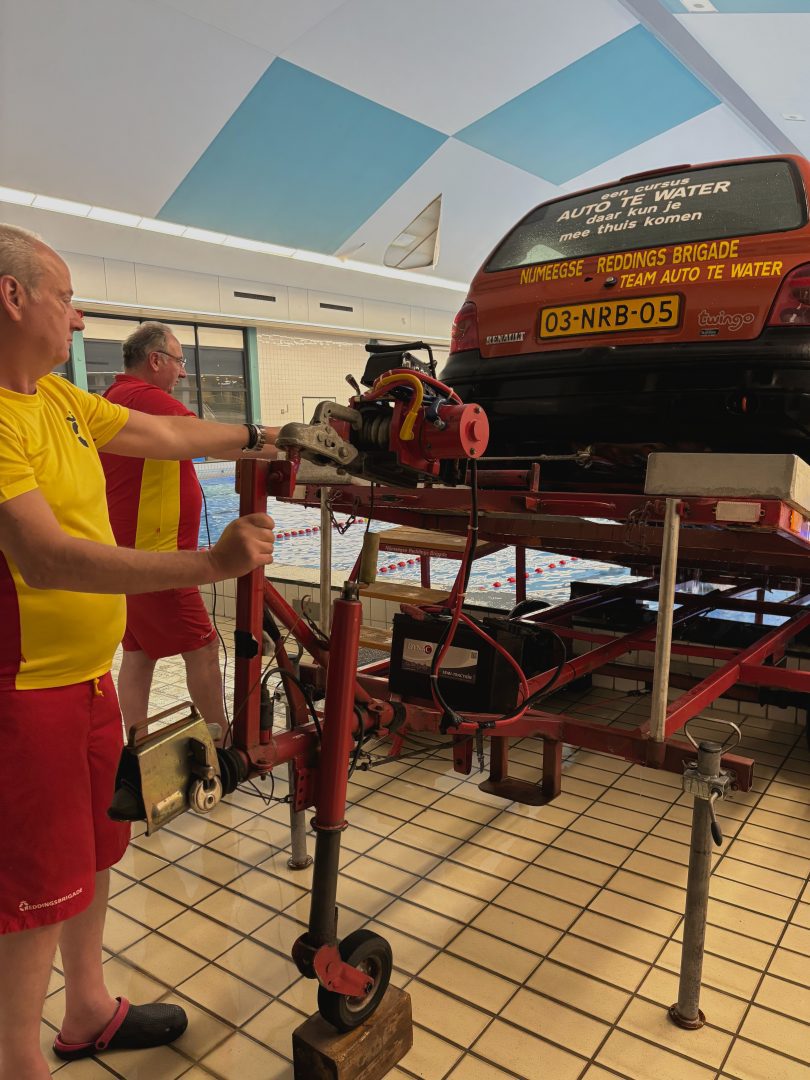 Nijmeegse Reddingsbrigade - Nijmeegsereddingbrigade-auto-te-water-3-810x1080
