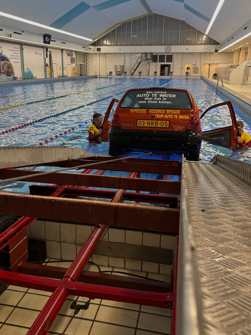 Nijmeegse Reddingsbrigade - Nijmeegsereddingbrigade-auto-te-water-4-810x1080